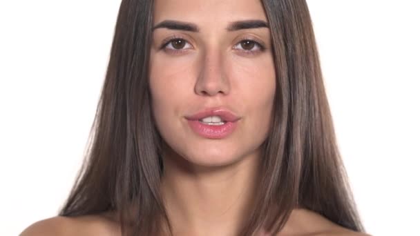 Närbild Ung Kvinna Visar Tecken Tystnad Vit Bakgrund Begreppet Kroppsspråk — Stockvideo