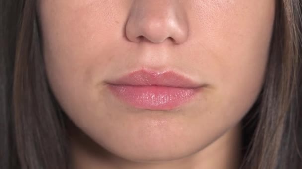Close Uma Bela Lábios Femininos Mulher Está Sorrindo Com Dentes — Vídeo de Stock