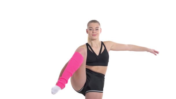 Zbliżenie Młodej Gimnastyczki Wykonującej Rozciąganie Obcasów Rutynowa Koncepcja Sportu — Wideo stockowe