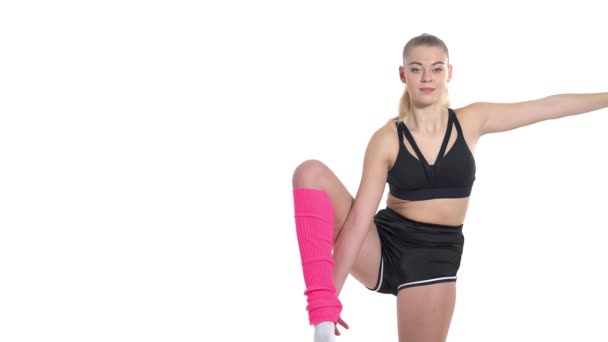 Profesyonel Bayan Jimnastikçi Topuk Esneme Hareketini Yapıyor Spor Rutini Konsepti — Stok video