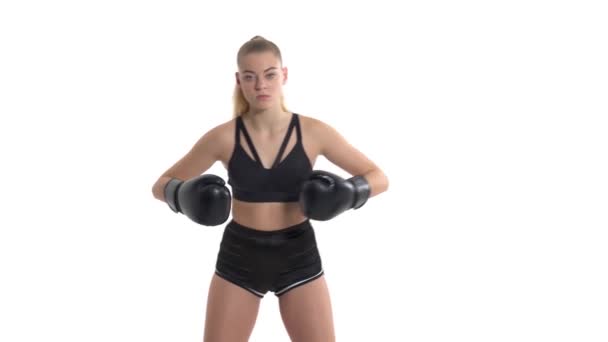 Bella Kickboxing Donna Tenendo Pugni Studio Feroce Donna Forte Vestita — Video Stock