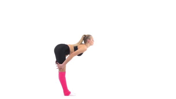 柔韧的体操女运动员 触碰额头至膝盖 专业体育概念 — 图库视频影像