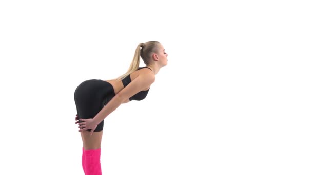 柔韧的年轻女运动员向前伸展 触碰额头到膝盖 在白色背景下孤立无援 — 图库视频影像