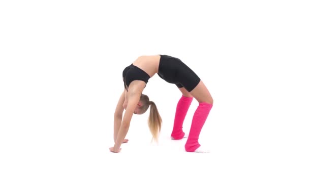 Güzel Genç Bir Kadın Yoga Yapıyor Esniyor Briç Pozisyonunda Duruyor — Stok video