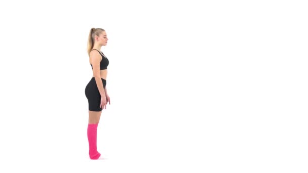 Zbliżenie Profesjonalnej Gimnastyczki Wykonuje Sztuczkę Akrobatyczną Salto Gimnastyczne Przed Nami — Wideo stockowe
