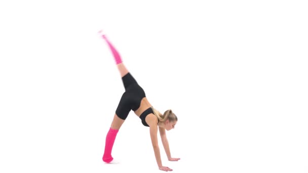 Genç Profesyonel Bayan Sporcu Kompleks Akrobatik Egzersizleri Ekstra Elementlerle Yapar — Stok video