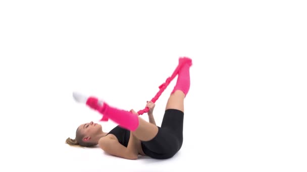 Widok Boku Pięknej Kobiety Sportowej Leżącej Plecach Wykonującej Ćwiczenia Rozciągające — Wideo stockowe
