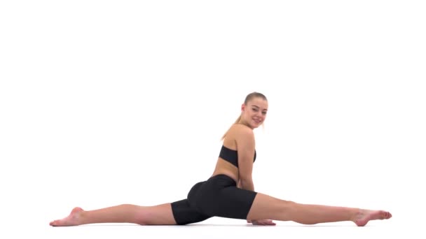 Gymnaste Féminine Joyeuse Effectuant Ficelle Longitudinale Heureuse Sportive Sourit Touche — Video