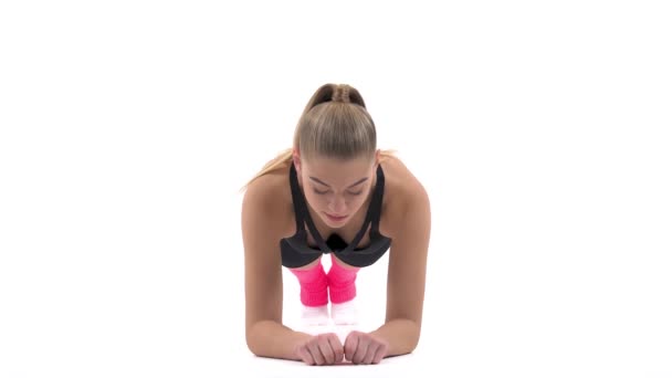 難しい体操 板運動 を行うプロの女性選手のクローズアップ プロスポーツルーチンのコンセプト — ストック動画