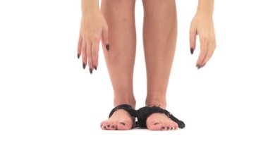 Siyah dantelli külot giyen güzel bir beyaz kadın. Seksi ve erotik bir kavram.