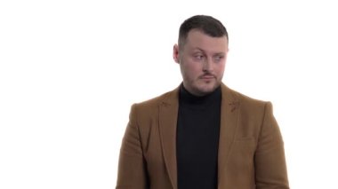 Hayal kırıklığına uğramış iş adamı olumsuz duygularını ifade ediyor. Negatif yüz ifadesi. Vücut dili ve jest kavramı. Portre resmi, izole edilmiş, beyaz arkaplanda.