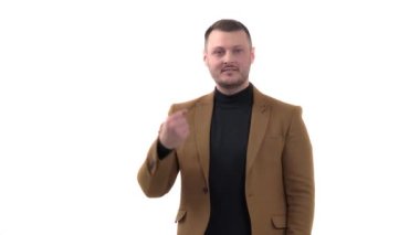 İş ve ofis kavramı. Genç yakışıklı iş adamı onaylıyor. Vücut dili ve jestler