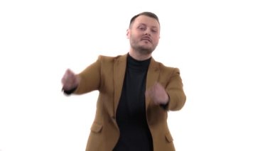 Neşeli adam işaret parmaklarıyla kamerayı işaret ediyor. Hey sen! İmzala. İzole edilmiş, beyaz arkaplanda