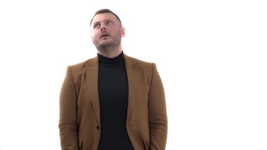 Hayal kırıklığına uğramış iş adamı olumsuz duygularını ifade ediyor. Yüz ifadesi. Portre resmi, izole edilmiş, beyaz arkaplanda.