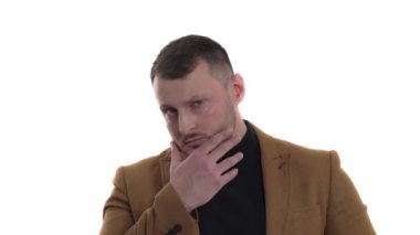 Düşünceli genç işadamı çenesine dokunuyor. Duygular, duygular, vücut dili, işaretler ve jestler konsepti. İzole edilmiş, beyaz arkaplanda