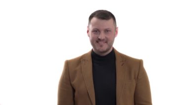 Kafkasyalı genç bir iş adamının yakın plan fotoğrafı. Dudaklarını katlıyor ve hava öpücüğü vermek için avuç içi tutuyor. Vücut dili