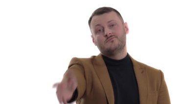 Genç yakışıklı adam şöyle böyle bir jest yapıyor. Vücut dili ve jest kavramı. İzole edilmiş, beyaz arkaplanda