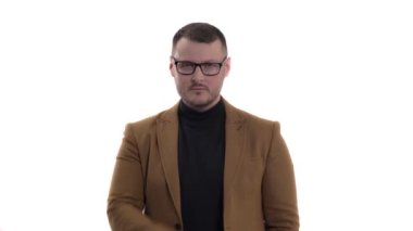 Çenesini kapayan genç bir adamın yakın çekimi. Sır tutabilir. Jest konsepti