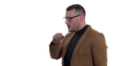 Olgun adam beyaz zemin üzerine öksürük