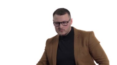 Eli kulağına dayayarak bir şeyler dinleyen yakışıklı bir adam. İzole edilmiş, beyaz arkaplanda
