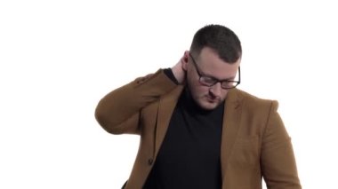 Boynuna acı dolu bir yüz ifadesiyle masaj yapan yorgun beyaz adamın portresi. Yakışıklı erkek model. İzole edilmiş, beyaz arkaplanda