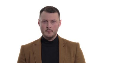 Yakışıklı genç işadamı yukarı ve yana bakıyor, beyaz arka planda izole edilmiş.
