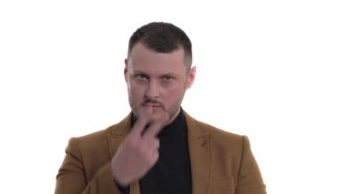 Genç adam uzaktaki birini işaret ediyor ve tehditkar bir hareket gösteriyor. İzole edilmiş, beyaz arkaplan üzerinde