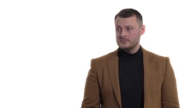 Genç adam bla bla işareti ifade ediyor. Boş vaatler. Müdahaleciye saygısızlık