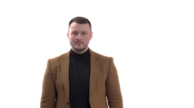 Genç iş adamı parmaklarını şıklatıyor. Hareketler ve vücut dili kavramı