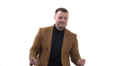 Stüdyoda dans eden terracotta ceketli genç bir adamın yakın plan portresi. İzole edilmiş, beyaz arkaplanda
