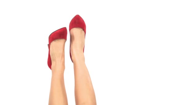 クラシックなスタイルの赤いかかとでスリムな足のクローズアップ 女性らしさと美のコンセプト 隔離された白い背景に — ストック動画