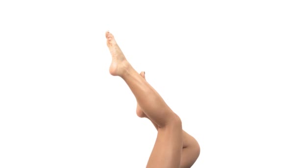 女性细腿全裸 赤脚轻柔地Mp4Ing侧视图 瘦身合身的概念 在白色背景下孤立无援 — 图库视频影像