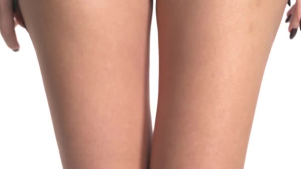 암컷의 가느다란 다리를 클로즈업하는 것입니다 레이스 팬티벗는 바탕에 고립되어 사람들 — 비디오