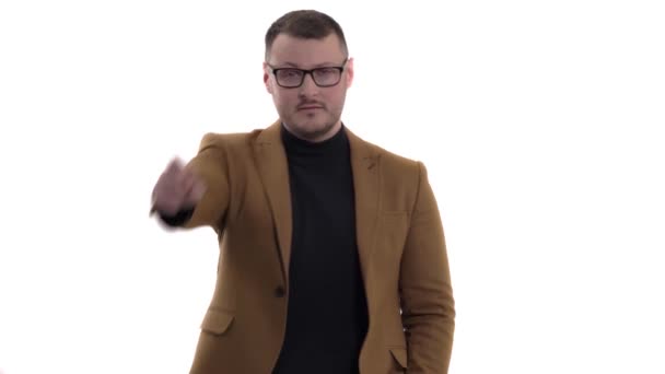 Knappe Man Met Formele Kleren Die Met Een Wijsvinger Naar — Stockvideo