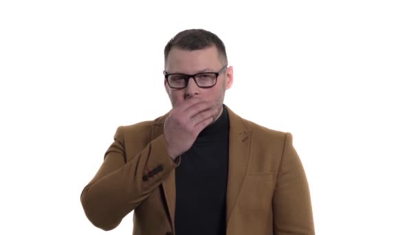 Виснажений Молодий Чоловік Позіхання Ізольовані Білому Тлі — стокове відео