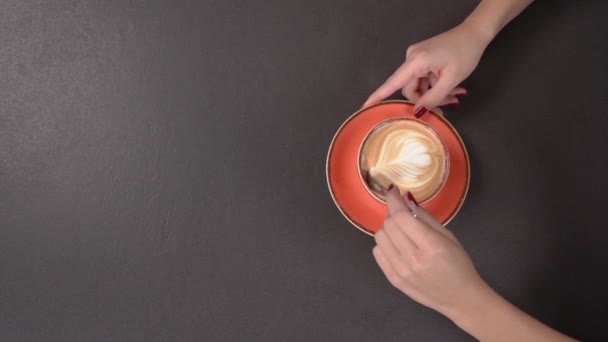 Primo Piano Della Schiuma Caffè Cappuccino Miscelazione Mano Con Cucchiaio — Video Stock