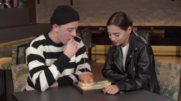 Couple Eating Fast Food Burger Fries Modern Stylish Interior Restaurant — Stock Video