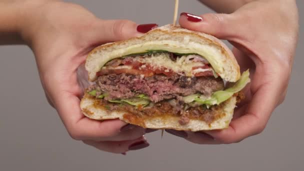 Zbliżenie Rąk Kobiety Trzymającej Kawałek Smacznego Soczystego Hamburgera Ściskającej Przed — Wideo stockowe