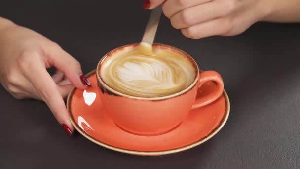 Zbliżenie Żeńskich Dłoni Pięknym Manicure Trzymając Łyżkę Mieszając Cappuccino Pianki — Wideo stockowe