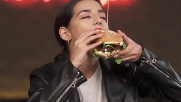 Okouzlující Mladá Žena Těší Její Obrovské Čerstvě Uvařené Burger Stylové — Stock video
