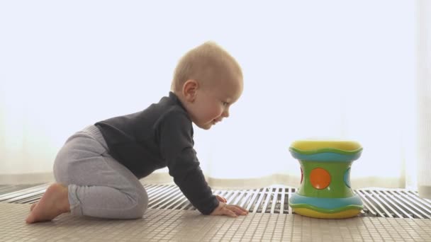Kíváncsi Kisfiú Aki Egy Játékkal Játszik Otthon Földön Kölyök Játék — Stock videók