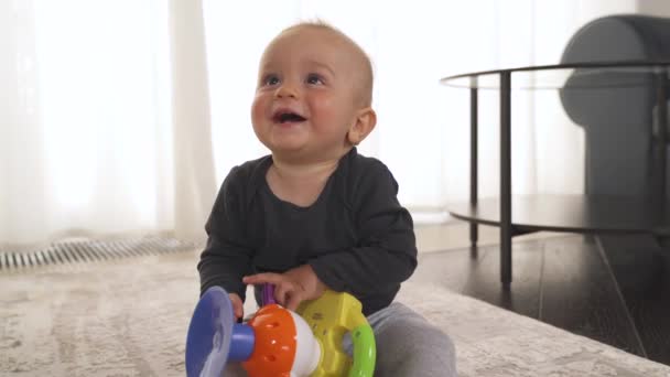 Veselý Rozkošný Chlapeček Vyjadřující Své Vzrušení Zvědavost Při Hraní Svou — Stock video