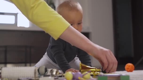 Nahaufnahme Eines Entzückenden Kleinen Jungen Der Mit Einem Montessori Spielbrett — Stockvideo