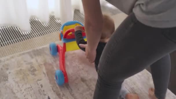 一个带着玩具推车爬行的婴儿的头像 母亲抚养她的孩子 幼儿保育 — 图库视频影像