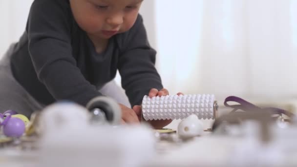 Rozwój Koncepcji Umiejętności Motorycznych Dzieci Zabawki Edukacyjne Zbliżenie Małego Chłopca — Wideo stockowe