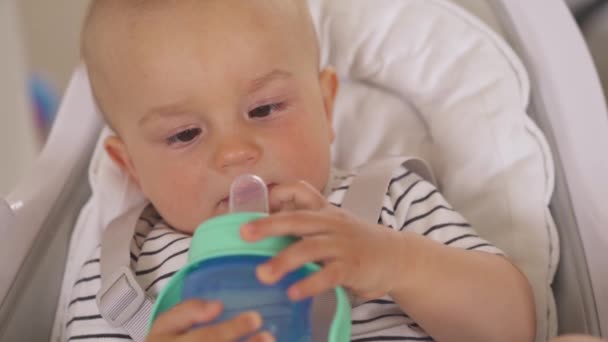 Retrato Cerca Niño Pequeño Encantador Tumbado Asiento Del Bebé Bebiendo — Vídeos de Stock