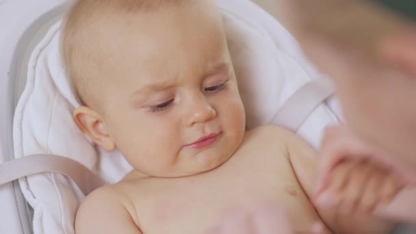 Close Uma Mãe Sofisticada Fazendo Ginástica Para Seus Adoráveis Bebês — Vídeo de Stock