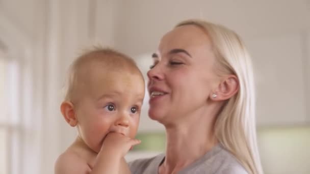 Mladá Krásná Matka Drží Rozkošného Syna Svých Rukou Usmívá Dítě — Stock video