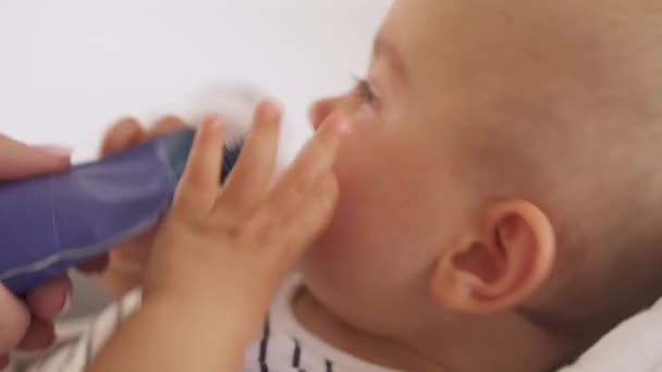 一个慈祥的母亲给哭哭啼啼的幼儿果冻的特写镜头 照顾孩子的概念 有选择的重点 — 图库视频影像