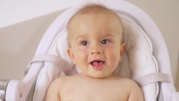 Retrato Close Menino Assento Segurança Expressando Sua Emoção Feliz Infância — Vídeo de Stock